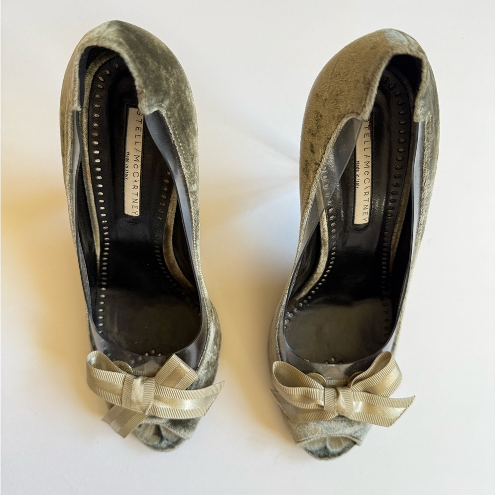 Stella McCartney grey velvet & pvc trim peep toe shoe with bow. 4 inch heel